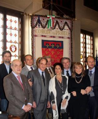 A destra la giunta posa davanti al nuovo gonfalone del Comune realizzato dalle monache di Rosano       