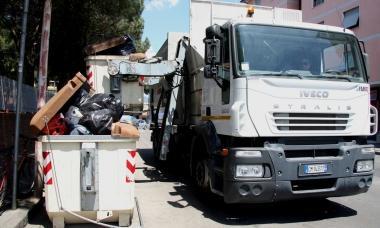 Un camion dellAsm intento a svuotare un cassonetto        