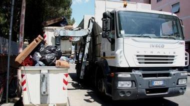 Un camion dell’Asm intento a svuotare un cassonetto