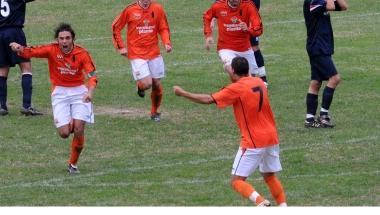 A destra mister Agostiniani Sopra lesultanza di Geminiani dopo un gol segnato     