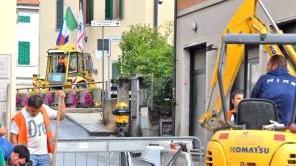 Lavori su una fognatura in centro