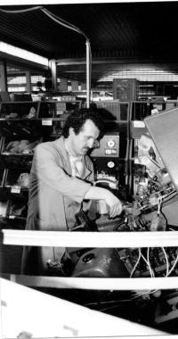 Un operaio al lavoro in un calzaturificio 