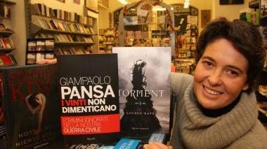 La commessa della libreria al Castello mostra alcuni dei libri più venduti