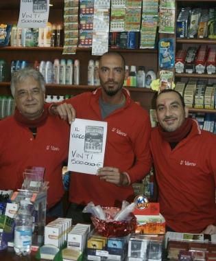 I gestori del Bar Il Varco mostrano la copia del biglietto-beffa