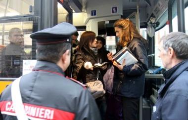 Controlli dei carabinieri sugli autobus (foto d’archivio)