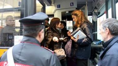 Controlli dei carabinieri sugli autobus (foto d’archivio)