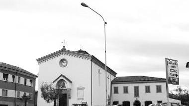 La chiesa di Cintolese nei pressi della quale si trova l’edificio che dovrebbe essere demolito, stando al progetto commissionato dal Comune all’Università di Firenze