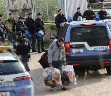 Nella foto d’archivio controlli della polizia sugli immigrati e accanto una badante con un’anziana, i 4 arresti sono stati fatti dalla Mobile di Firenze