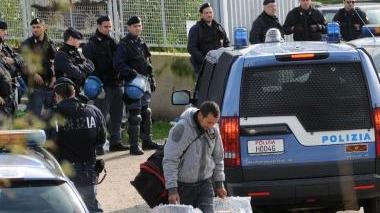 Nella foto d’archivio controlli della polizia sugli immigrati e accanto una badante con un’anziana, i 4 arresti sono stati fatti dalla Mobile di Firenze