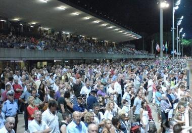 Folla di appassionati al Sesana al Gp di Ferragosto, unica corsa festiva prevista per il 2011 e in basso il sindaco Bellandi  