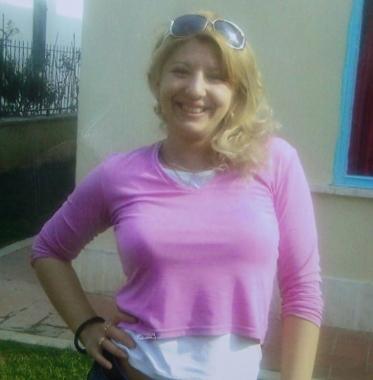 Aida Halilovic In alto una poliziotta mostra larma 