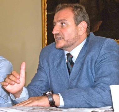 Sopra il comandante della Polizia municipale Giuseppe Napolitano A fianco, vigili in azione per multare le auto in divieto di sosta 