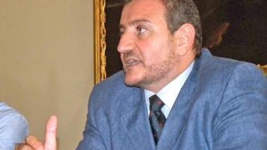 Sopra il comandante della Polizia municipale Giuseppe Napolitano A fianco, vigili in azione per multare le auto in divieto di sosta