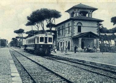 Una foto storica del Trammino alla stazioncina di Tirrenia  