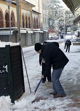 Si spala la neve al mercatino del Grocco nei giorni della nevicata  