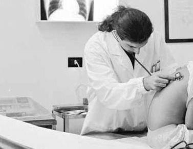 <b>PROTESTA.</b> A fianco, un pediatra visita un bambino Sotto, il dottor Stefano Castelli 