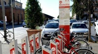 In alto Mario Lupi Monica Ria e Massimo Bettini con due eco-bici presentate in centro a fianco la postazione inaugurata da poco a Pontedera e sotto la scheda e lo schermo per attivare il servizio
