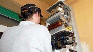 Un tecnico controlla una caldaia