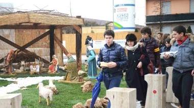 Un momento della inaugurazione del presepe in piazza Unità d’Italia