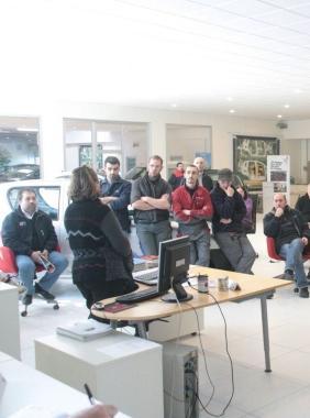 Una riunione dei lavoratori alla Tirrenauto 