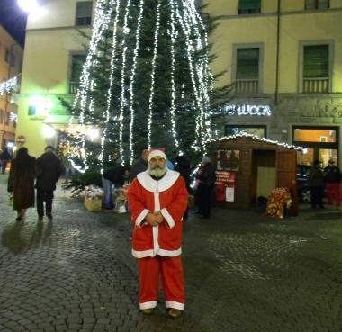 Pap&agrave; Natale nel centro storico vestito a festa 