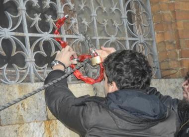 Un giovane fissa la catena 