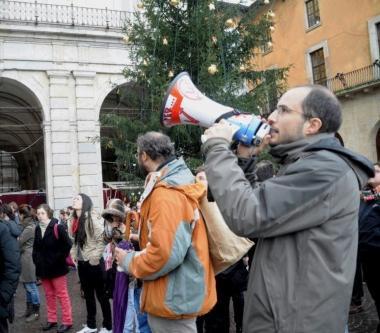 Un momento della protesta in piazza XX Settembre ieri mattina  