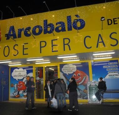 Clienti davanti al magazzino rapinato 