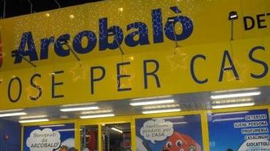 Clienti davanti al magazzino rapinato