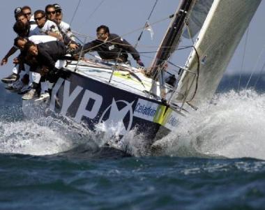 Una imbarcazione impegnata in una regata 