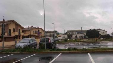Il parcheggio situato dietro la chiesa del paese