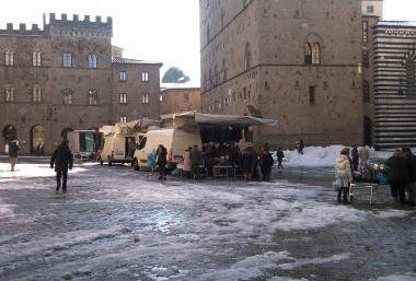 Una veduta di Piazza dei Priori sotto la neve 