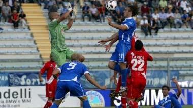 <b>Tre immagini della stagione del capitano </b>A sinistra il gol realizzato da Lorenzo Stovini nel derby vinto al Castellani con il Grosseto Qui sopra il saluto ai tifosi della Maratona dopo la splendida vittoria conquistata contro il Siena A destra l’uscita dopo l’espulsione col Sassuolo