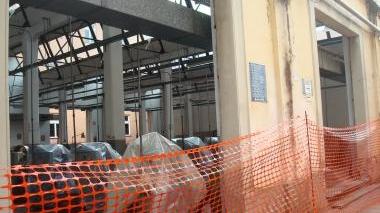 A destra le officine chiuse da oltre due mesi A sinistra infiltrazioni dal tetto in un bagno e sotto stracci in terra nelle aule dove piove