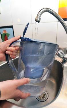 Acqua del rubinetto al bando nelle mense delle scuole materne