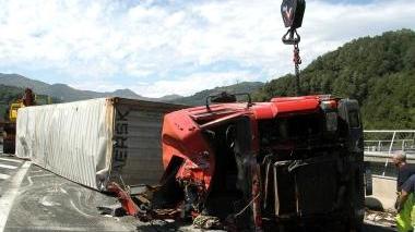 Una scena del drammatico incidente accaduto in autostrada