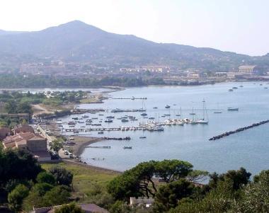 Il golfo di Portoferraio e la zona di San Giovanni dove sar&agrave; realizzato uno dei due sistemi portuali previsti dagli strumenti urbanistici del Comune  