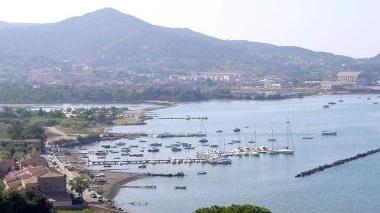 Il golfo di Portoferraio e la zona di San Giovanni dove sarà realizzato uno dei due sistemi portuali previsti dagli strumenti urbanistici del Comune
