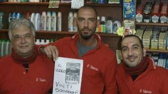 I gestori del Bar Il Varco mostrano la copia del biglietto-beffa