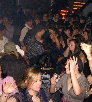 Giovani in discoteca 