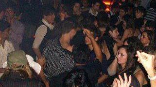Giovani in discoteca