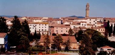 Qui accanto una veduta del paese di Pomarance nella foto a lato il sindaco Loris Martignoni 