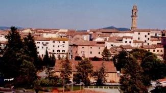 Qui accanto una veduta del paese di Pomarance nella foto a lato il sindaco Loris Martignoni