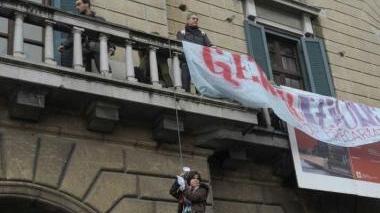 La ricercatrice viene issata sul balcone della biblioteca