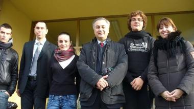 Al centro l’assessore Di Fede con i ragazzi e accanto l’istituto di Fucecchio