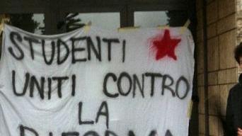 Alcuni momenti della protesta degli studenti