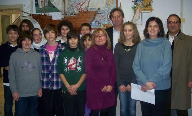 Il consiglio dei ragazzi della scuola media Galilei e, a destra, i due sindaci Boni e Benedetti 