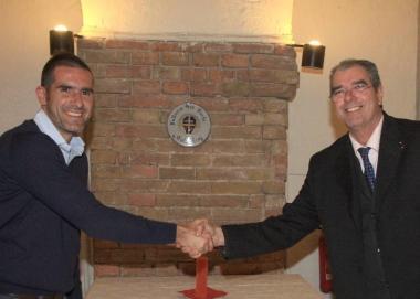 <b>QUERELE PER INGIURIE. </b>Maurizio e Cristiano Lucarelli hanno presentato una denuncia contro ignoti per offese riportate sul sito Al&egrave; Livorno. Nella foto si danno la mano 