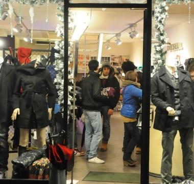 Negozi gremiti di persone per lo shopping di Natale 