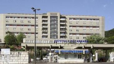 A sinistra l’ospedale cittadino e, sopra, l’avvocato Gianluigi Fondi